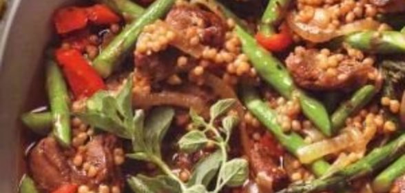 Мясо с кускусом и спаржей