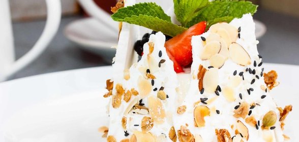 Павлова с ягодами