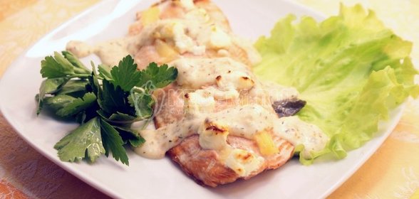 Горбуша с ананасом и сыром фета