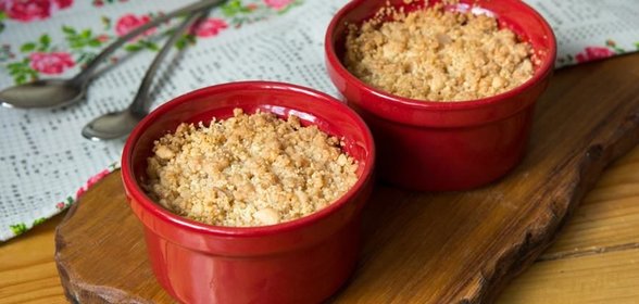 Миндально-фисташковый крамбл с грушами