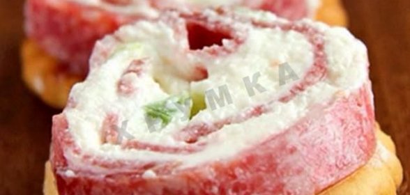 Закусочные рулетики из сыра и салями