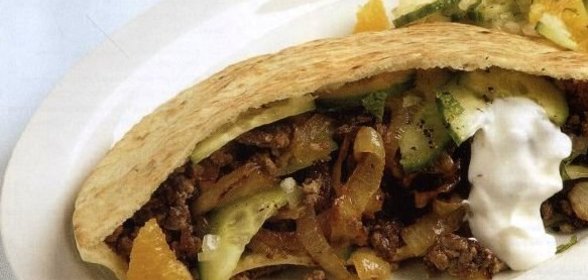 Соус майонезно-сметанный с томатом и луком.