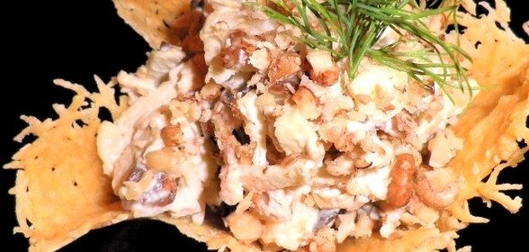 Салат в корзинке из сыра