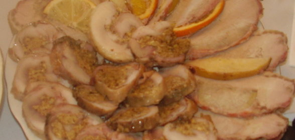 Рулеты из окорочков с орехами