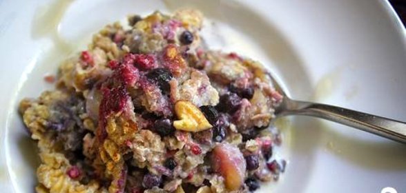 Овсяная запеканка с ягодами и орехами