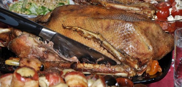 Гусь, водоплавающий в рассоле, запеченный с вкусной начинкой