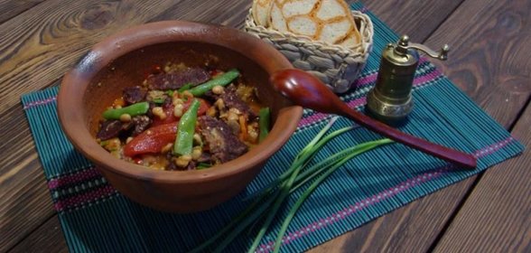 Рагу из бастурмы с фасолью, баклажанами и «дамскими пальчиками»
