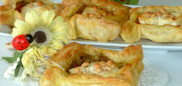 Слойки с сыром, помидорами и соусом Песто