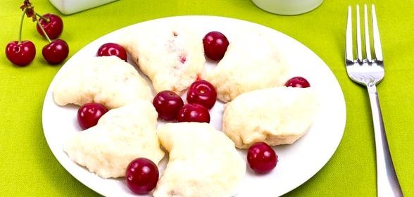 Вареники с вишней на пару