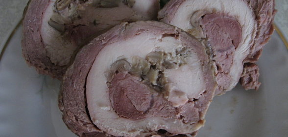 Свинной(говяжий) рулет с куриной грудкой и грибами