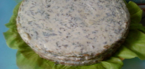 Закусочный торт из кабачков с пастообразным сыром, грибами и зеленью