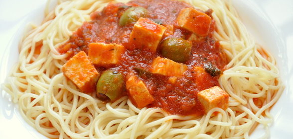 Томатный соус с тофу и оливками для спагетти