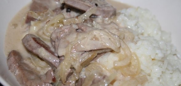 Индюшиная печень в сметанно-луковом соусе