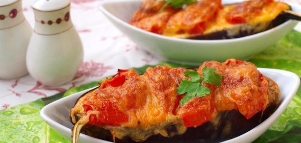 Запечённые половинки баклажанов с помидорами и сыром