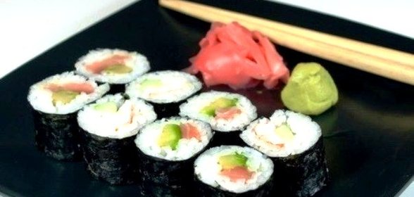 Роллы с авокадо, лососем и огурцом