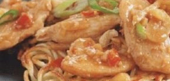Жареная лапша с куриным мясом