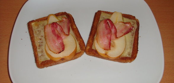 Бутерброды с грушей и беконом