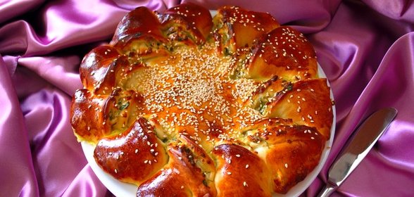 Пирог с зеленью и брынзой