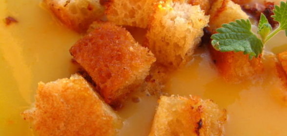 Картофельный суп-пюре с грибами и гренками