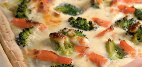 Пирог из копченой семги с брокколи и творогом