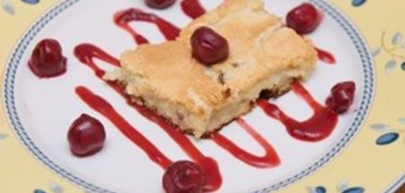 Манная запеканка с вишневым соусом