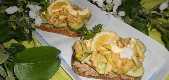 Салат с тунцом на тостах