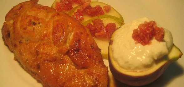 Куриные грудки в остром медовом маринаде с соусом из груш, инжира и голубого сыра