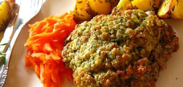 Куриные бёдра под корочкой из хлебных крошек, зелени и сыра
