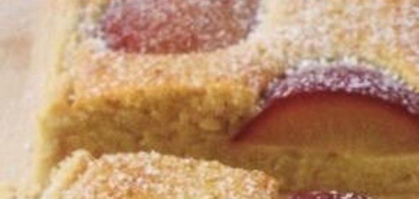 Пирог с персиками и миндалем