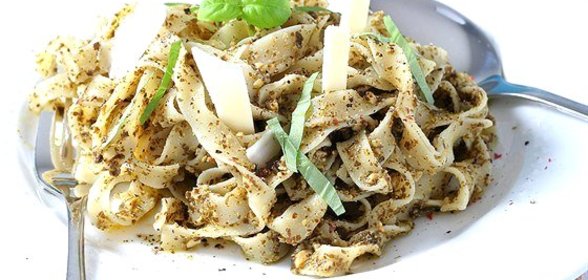 Лингвини с песто из рукколы и пекана