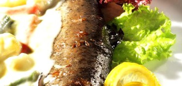 Лосось, запеченный целиком в морской соли