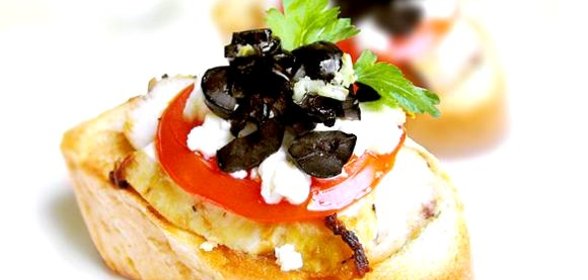 Кростини с сыром фета и курицей
