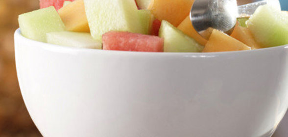 Салат из арбуза, огурца и груши с творожным сыром