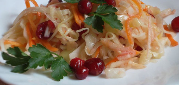 Салат из квашеной капусты с яблоком