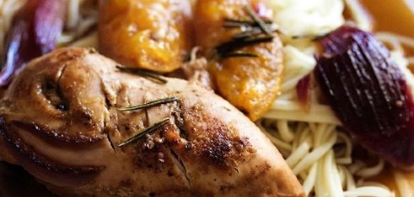 Куриные грудки с мандаринами и розмарином