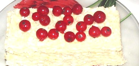 Вафельный торт с красной смородиной