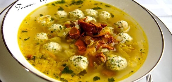 Овощной суп с фрикадельками и шпинатом