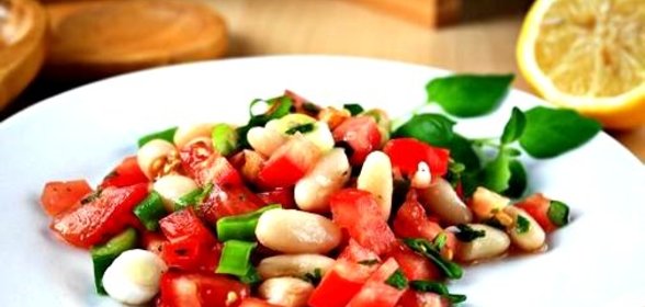 Салат из белой консервированной фасоли