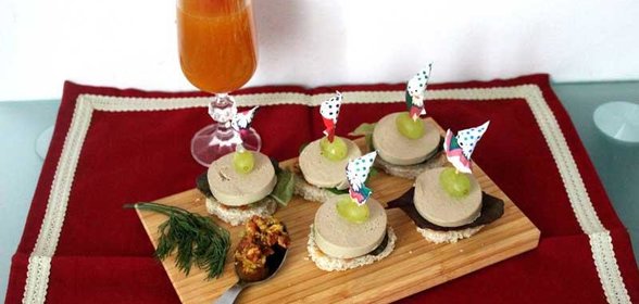 Канапе с ливерной колбасой и тапенадом из вяленых томатов. Тест-драйв с Окраиной