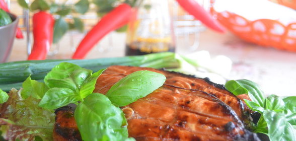 Стейки кижуча на гриле в соево-бузинной глазури