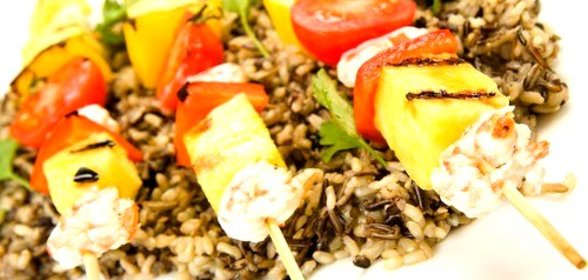 Шашлыки из креветок и ананасов на гриле в соусе терияки с кунжутом