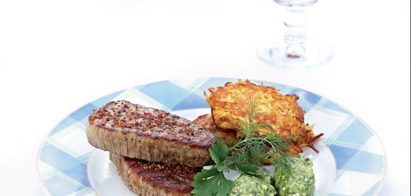 Антрекот с картофельными оладьями и соусом из голубого сыра