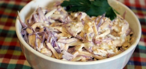 Салат из краснокочанной капусты с колбасным сыром и чесноком