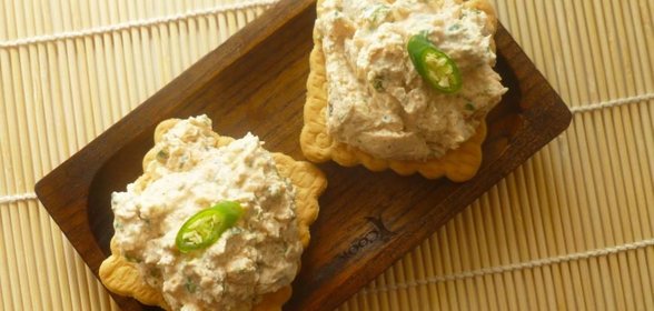 Закуска из сыра с паприкой и каперсами