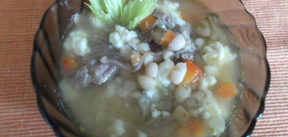 Суп фасолевый с мясом и мягким сыром