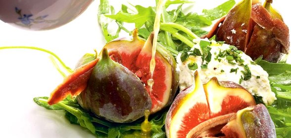 Инжир с анчоусами, творожным сыром, медовым соусом и рукколой