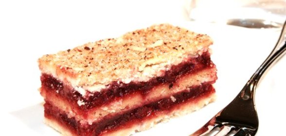 Бисквит с кремом из малины и маскарпоне