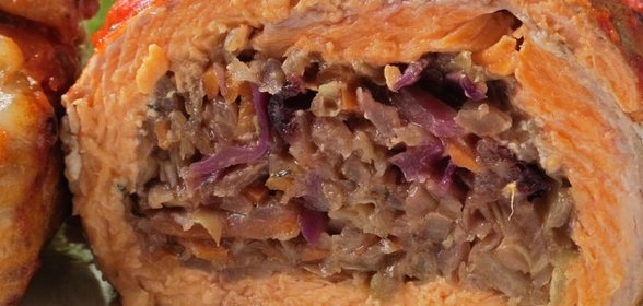 Рулетики из форели с тушённой капустой