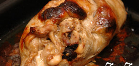 Куриный рулет с плавленным сыром и черносливом