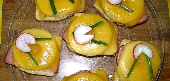 Бутерброды с ананасами и ветчиной